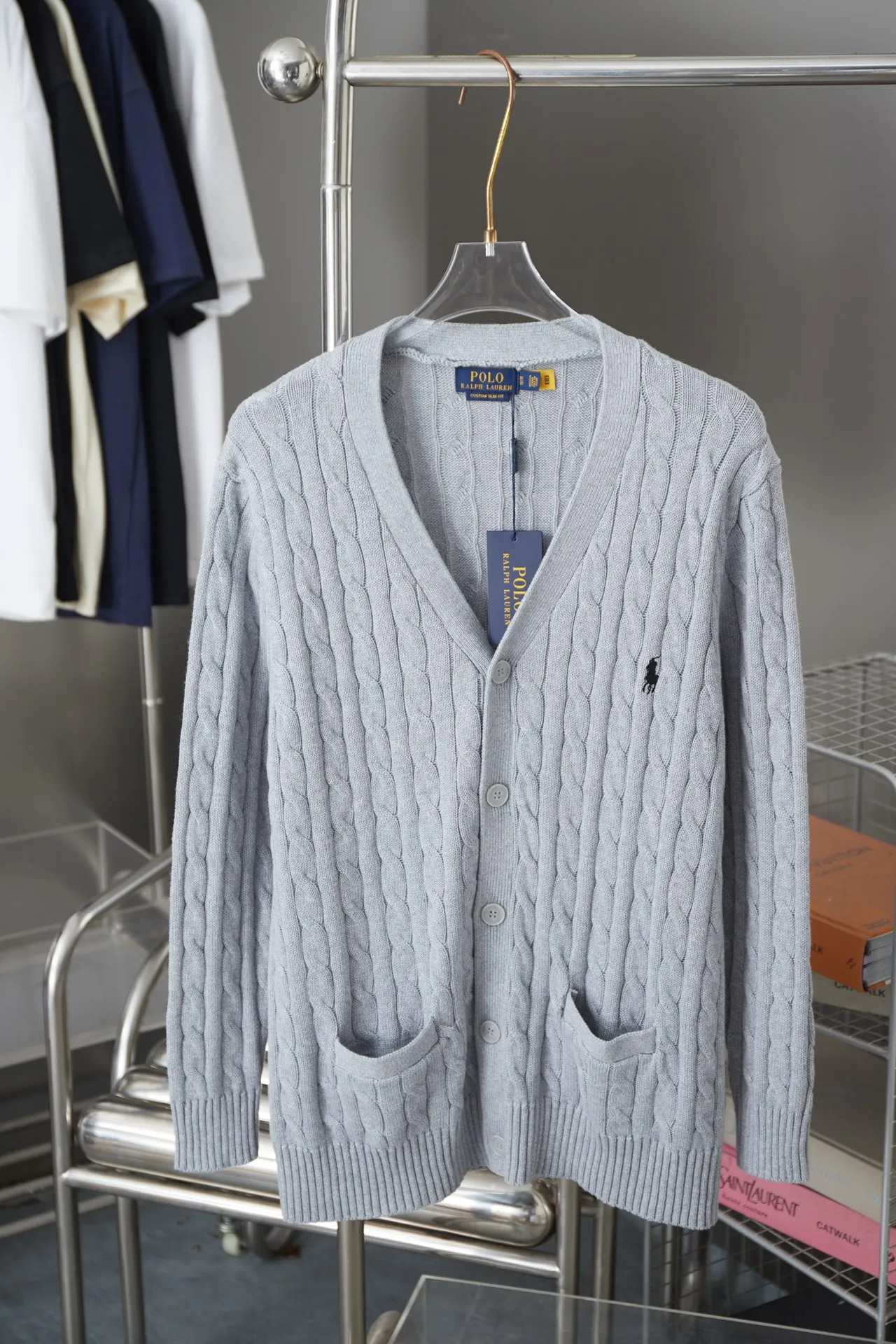 P250 POLO Paul Ralph Lauren 25FW new autumn and winter style classic war horse embroidered twist sweater, light luxury, a must-have item for daily commuting for men and women. Correct version. Welcome to compare. Detailed features · Made of 35% wool content yarn, 35% cashmere 30% synthetic fiber · Used German imported machine twist knitted cardigan · Open mold customization brand logo resin buttons · Imported Tajima machine embroidered classic war horse · Thread design on collar, cuffs and hem, windproof and comfortable · Original main mark, washed tag, moisture-proof paper packaging Color: black/khaki/grey Size: S M L XL